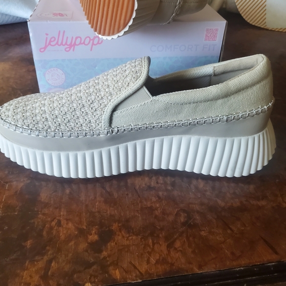 Jellypop Women's Textured Tan Slip-On Flats - Picture 6 of 8